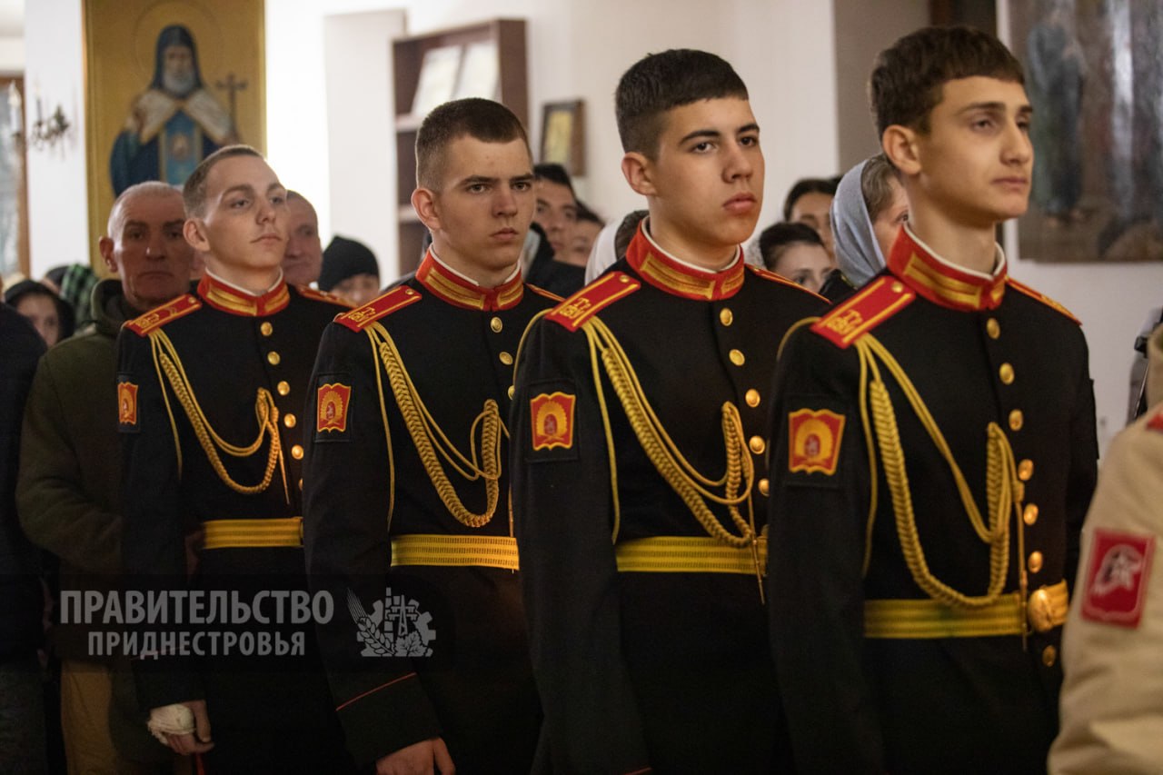 Премьер Александр Розенберг с супругой принял участие в пасхальном богослужении Премьер Александр Розенберг с супругой принял участие в пасхальном богослужении