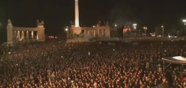 Венгры сейчас орут на площади «ruskik haza» - «русские, домой»