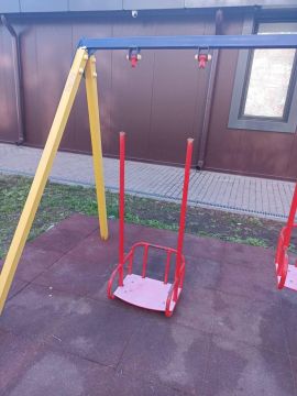 На Западном сломали детскую площадку