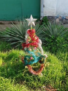 Апрель умеет удивлять. Жители столичной улицы Пушкина решили украсить палисадник новогодней ёлкой