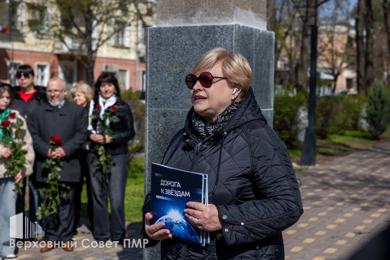 В память о первом полете. На бульваре Гагарина в Тирасполе к 65-летию первого полета в космос обновили памятник и баннер В память о первом полете. На бульваре Гагарина в Тирасполе к 65-летию первого полета в космос обновили памятник и баннер