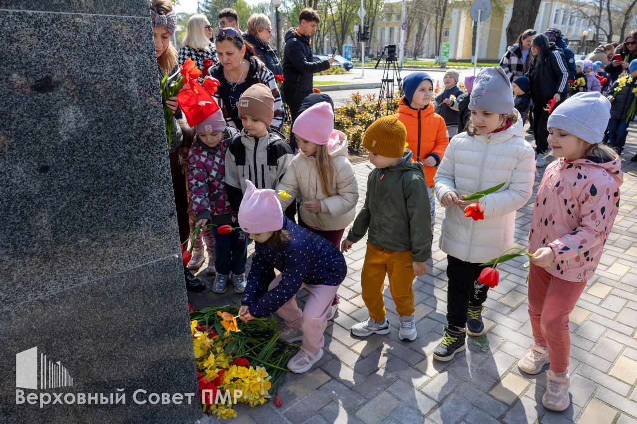 В память о первом полете. На бульваре Гагарина в Тирасполе к 65-летию первого полета в космос обновили памятник и баннер В память о первом полете. На бульваре Гагарина в Тирасполе к 65-летию первого полета в космос обновили памятник и баннер