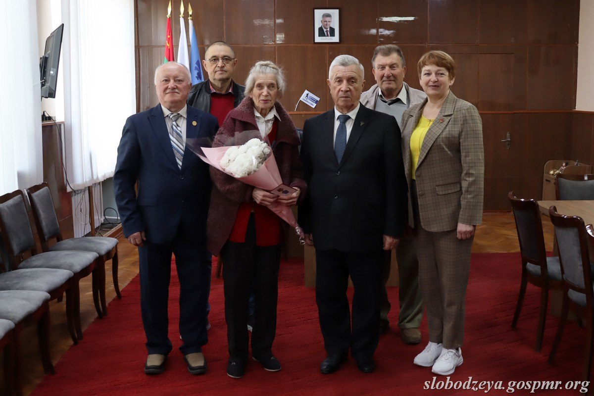 Василий Тищенко вручил Галине Васютинской орден Почёта Василий Тищенко вручил Галине Васютинской орден Почёта