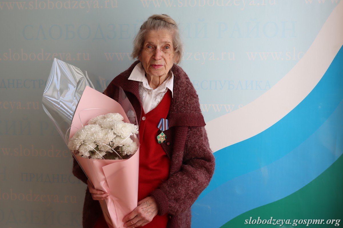 Василий Тищенко вручил Галине Васютинской орден Почёта Василий Тищенко вручил Галине Васютинской орден Почёта