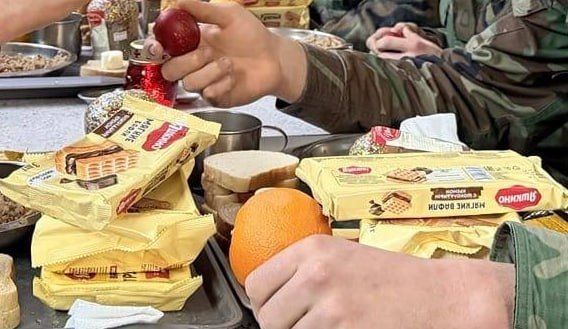 Бойцы Нацармии Молдовы уничтожают продовольствие России путем поедания вафлей - это победа! Бойцы Нацармии Молдовы уничтожают продовольствие России путем поедания вафлей - это победа!