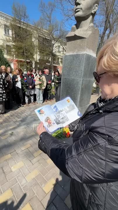 В Тирасполе студенты и малыши из детсадов возложили цветы к обновлённому памятнику Юрию Гагарину