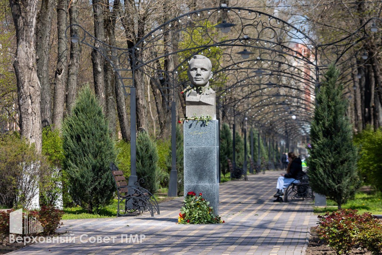 В Тирасполе к 65-летию первого полёта в космос обновили памятник на бульваре Гагарина и баннер «Первый в космосе»