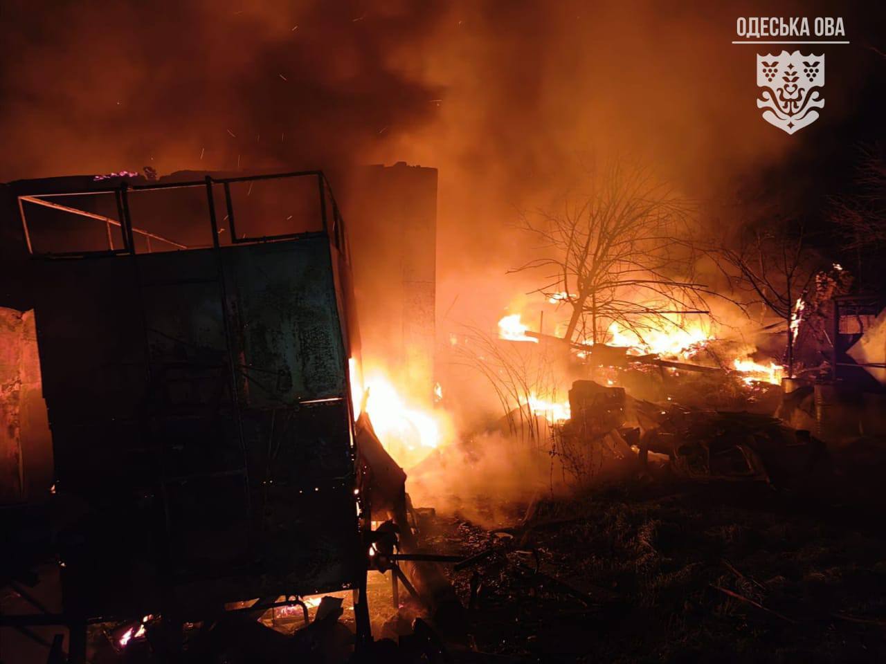 Ночью ВС РФ массированно атаковал беспилотниками гражданскую и портовую инфраструктуру южной части Одесской области Ночью ВС РФ массированно атаковал беспилотниками гражданскую и портовую инфраструктуру южной части Одесской области