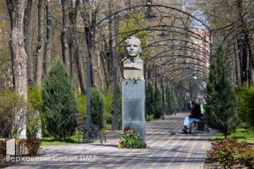 В Тирасполе к 65-летию первого полёта человека в космос обновили постамент памятника Юрию Гагарину на бульваре его имени, а также баннер «Первый в космосе» на фасаде дома №17 по улице Свердлова