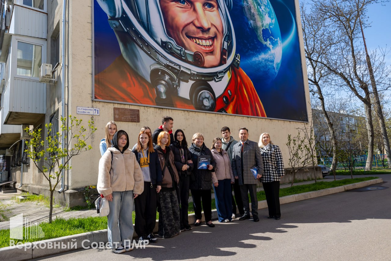 В память о первом полете. На бульваре Гагарина в Тирасполе к 65-летию первого полета в космос обновили памятник и баннер В память о первом полете. На бульваре Гагарина в Тирасполе к 65-летию первого полета в космос обновили памятник и баннер
