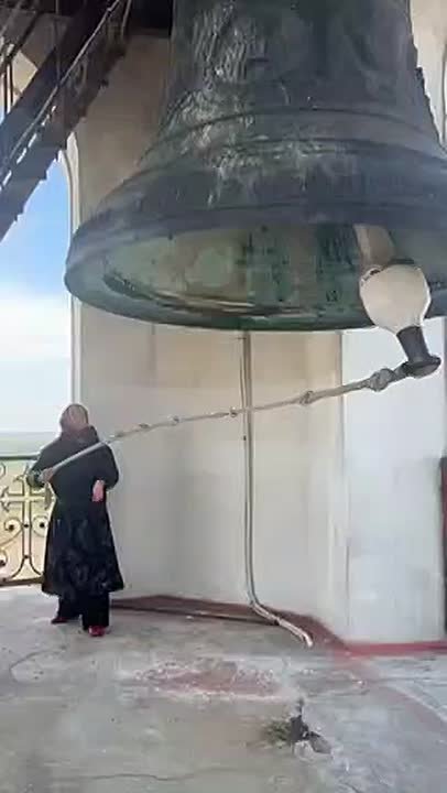 В первые три дня после Пасхи в храмах звонить в колокола разрешают всем желающим