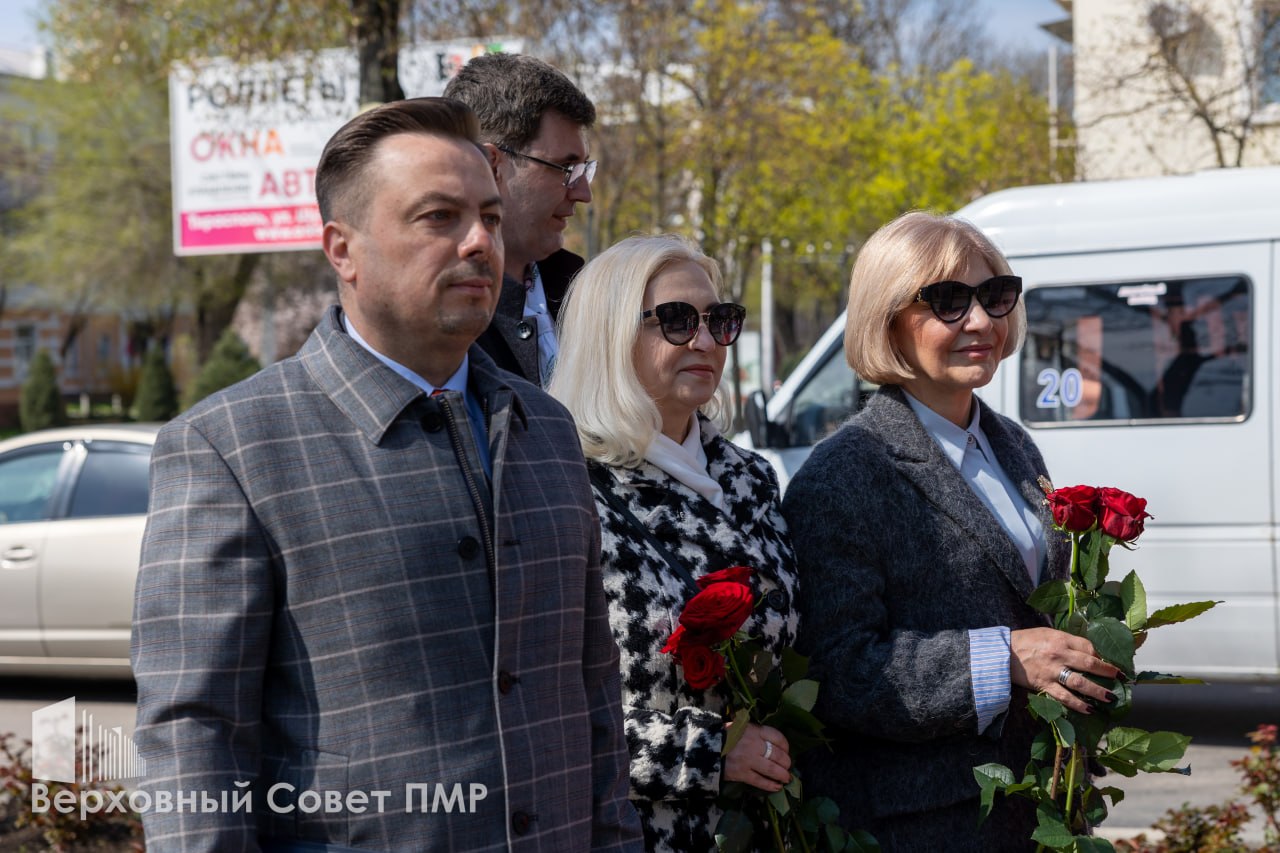 В память о первом полете. На бульваре Гагарина в Тирасполе к 65-летию первого полета в космос обновили памятник и баннер В память о первом полете. На бульваре Гагарина в Тирасполе к 65-летию первого полета в космос обновили памятник и баннер