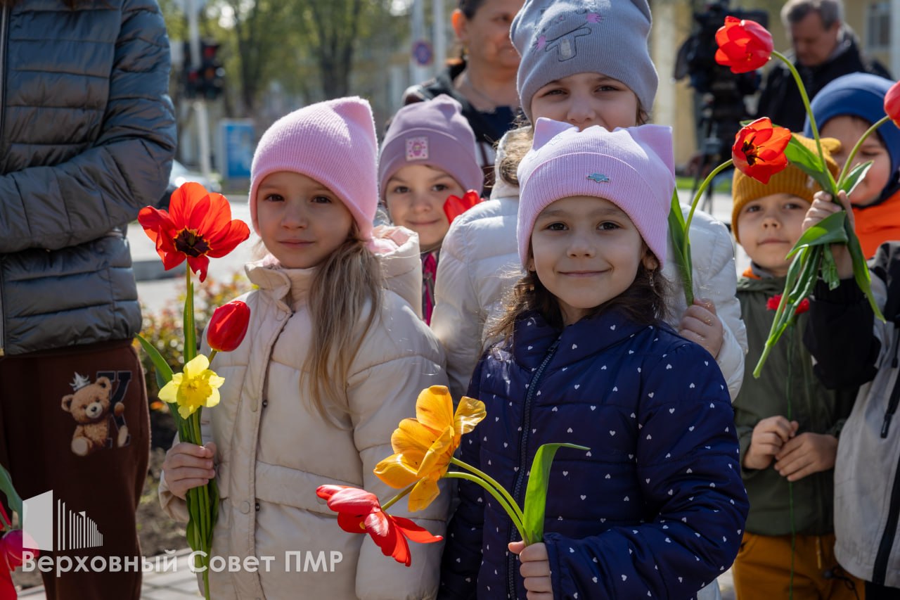 В память о первом полете. На бульваре Гагарина в Тирасполе к 65-летию первого полета в космос обновили памятник и баннер