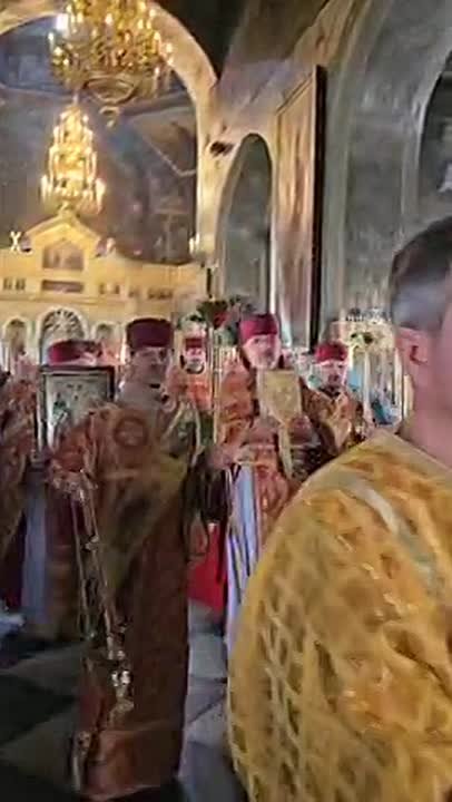 Накануне в Преображенском соборе прошла Божественная литургия. После службы состоялся торжественный крестный ход