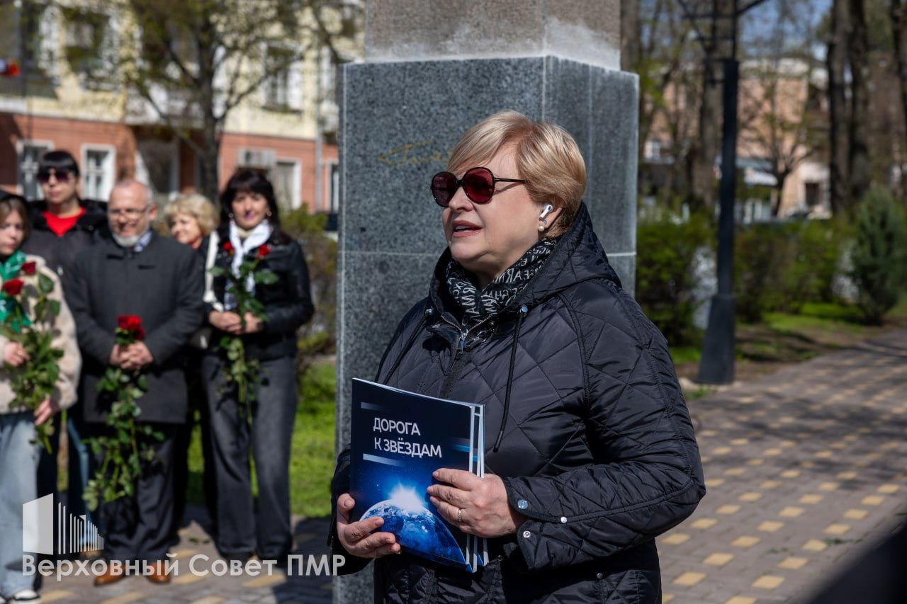 В Тирасполе к 65-летию первого полёта в космос обновили памятник на бульваре Гагарина и баннер «Первый в космосе» В Тирасполе к 65-летию первого полёта в космос обновили памятник на бульваре Гагарина и баннер «Первый в космосе»