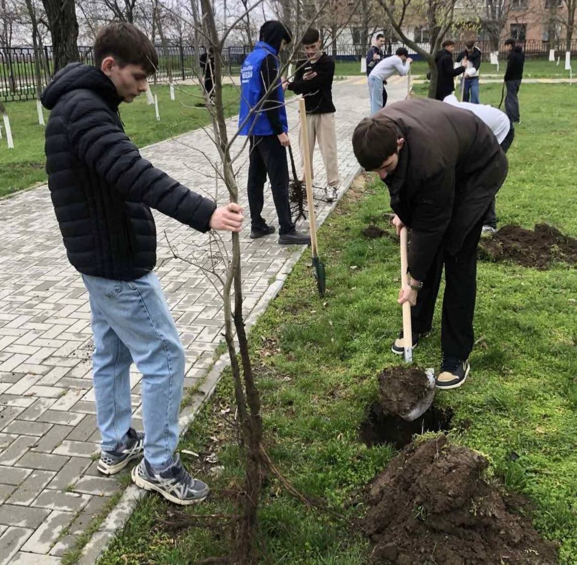 Бендерские школьники посадили 10 дубов на территории своей школы №11