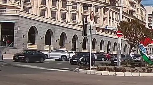 Мотоцикл ускакал из-под своего седока на светофоре в центре Тирасполя у фонтана