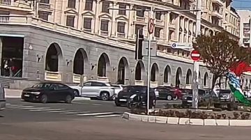 Мотоцикл ускакал из-под своего седока на светофоре в центре Тирасполя у фонтана