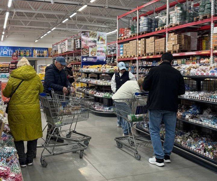Конфеты сейчас занимают самое большое пространство в гипермаркете, прилавки со сладостями выкатили перед Радоницей