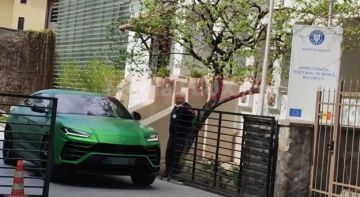 В Румынии уволили чиновника, ездившего на работу на Lamborghini, не указанном в декларации