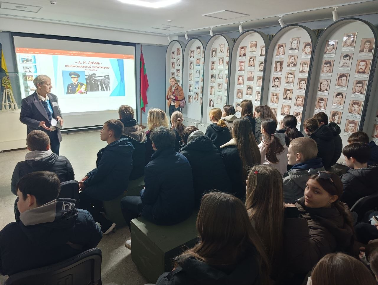 Порядка тридцати семиклассников сегодня посетили Мемориальный музей Бендерской трагедии Порядка тридцати семиклассников сегодня посетили Мемориальный музей Бендерской трагедии
