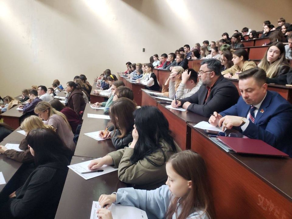 В Приднестровье сегодня проходит образовательная акция "Тотальный диктант" В Приднестровье сегодня проходит образовательная акция "Тотальный диктант"