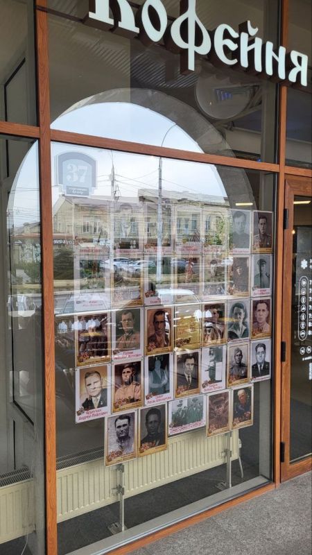 "Арабика" в ВГ1. На окнах работники кофейни разместили свой Бессмертный полк "Арабика" в ВГ1. На окнах работники кофейни разместили свой Бессмертный полк