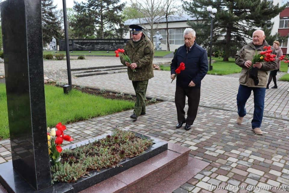В Слободзее почтили память начальника районного штаба народного ополчения Александра Гусара В Слободзее почтили память начальника районного штаба народного ополчения Александра Гусара