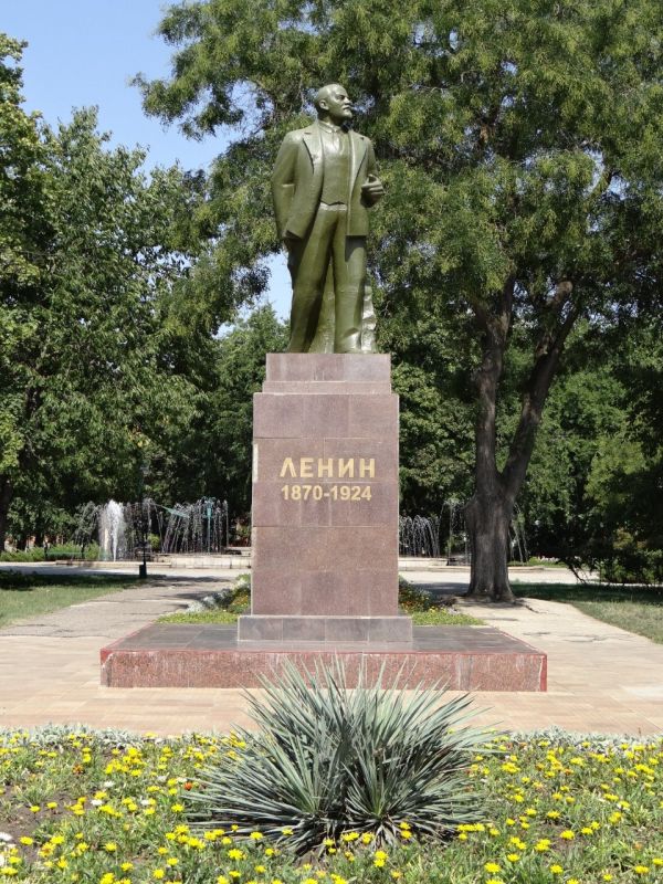 22 апреля, в честь 156-й годовщины со дня рождения В.И. Ленина, в 10:00 состоится возложение цветов к памятнику вождя мирового пролетариата