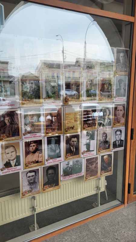 "Арабика" в ВГ1. На окнах работники кофейни разместили свой Бессмертный полк