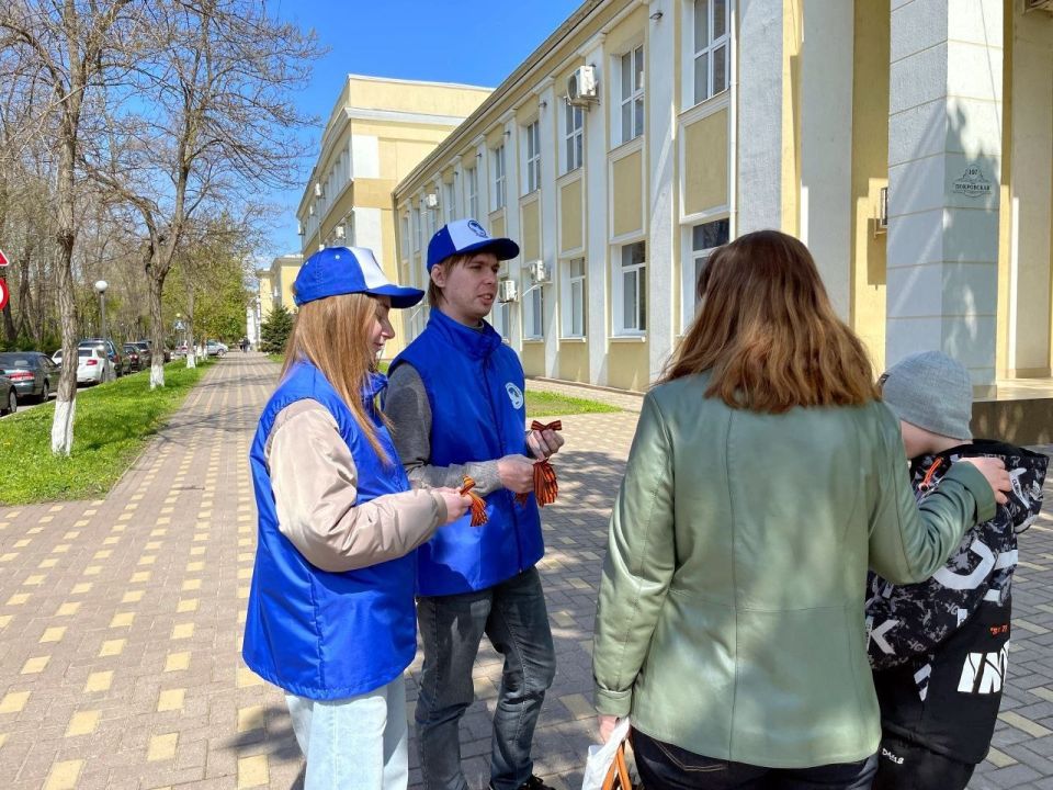 «Волонтёры Победы» также присоединились к акции, раздав несколько сотен лент прохожим в центре Тирасполя «Волонтёры Победы» также присоединились к акции, раздав несколько сотен лент прохожим в центре Тирасполя