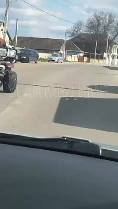 Пьяный гонщик на квадроцикле разбил стекло и фару патрульной машине, когда уходил от погони по Григориополю