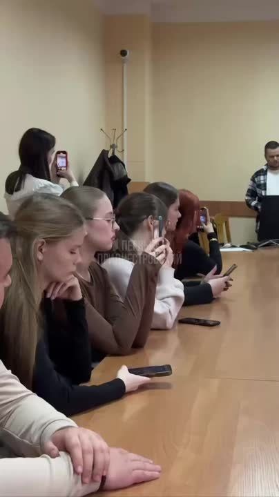 Графический дизайнер нашего телеканала Виктор Нимченко рассказывает участникам проекта «Медиашкола» о нейросетях и фотошопе