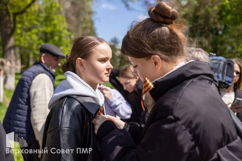 «Мы помним подвиги тех, кто ценой жизни подарил свободу и освободил землю от фашизма» «Мы помним подвиги тех, кто ценой жизни подарил свободу и освободил землю от фашизма»