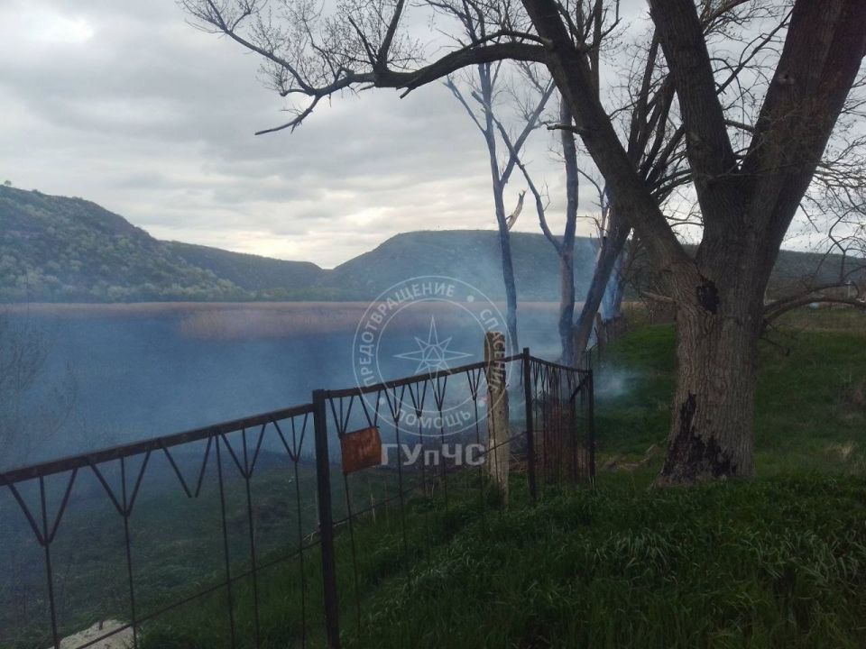 Пожарные в течение 3 часов ликвидировали возгорание камыша в Зозулянах (Рыбницкий район) Пожарные в течение 3 часов ликвидировали возгорание камыша в Зозулянах (Рыбницкий район)