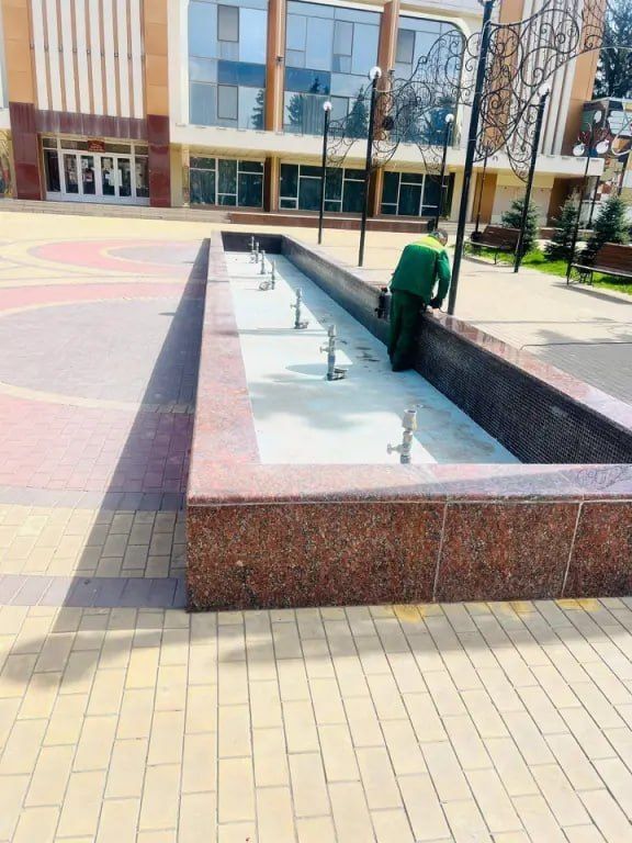 В Рыбнице чистят фонтан, в сети пишут, что запустить его обещают в начале мая