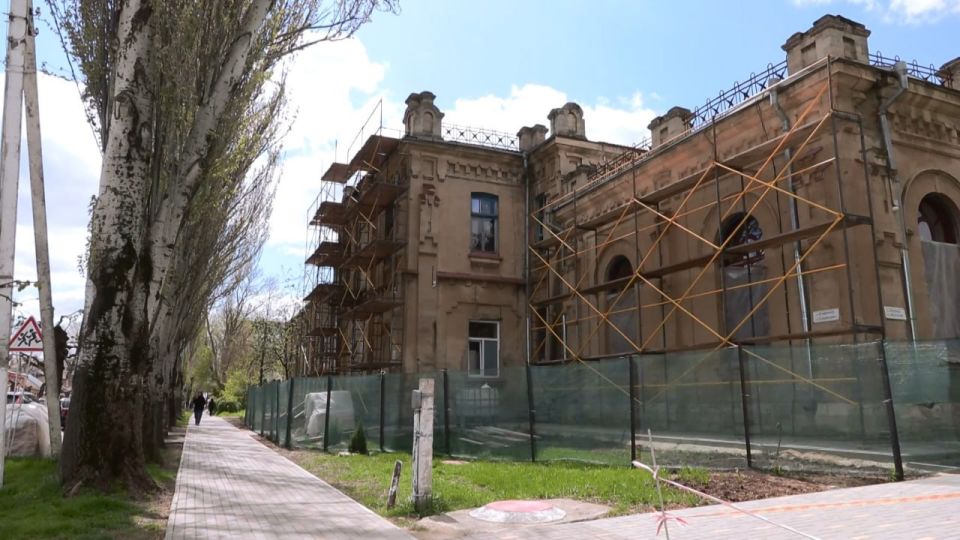 Школа гимнастики в Бендерах — здание начала ХХ века — сейчас на реставрации Школа гимнастики в Бендерах — здание начала ХХ века — сейчас на реставрации