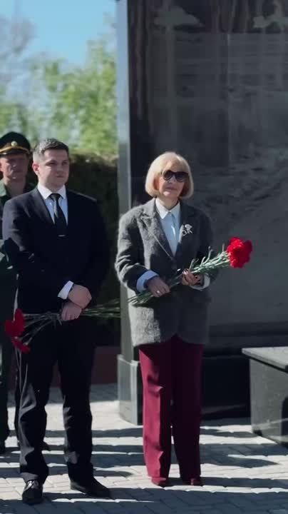На столичном Мемориале Славы прошла торжественная церемония возложения цветов, приуроченная к трагической дате — 40-й годовщине аварии на Чернобыльской атомной электростанции
