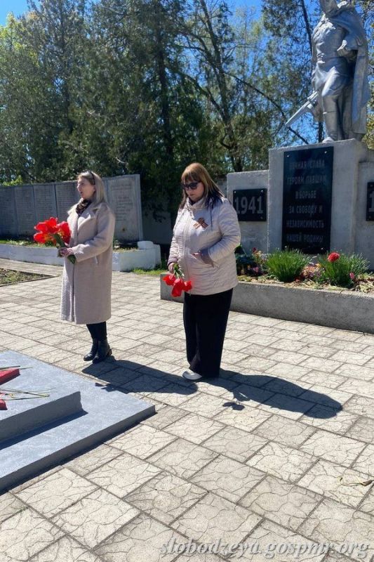 В селе Ближний Хутор стартовала акция «Георгиевская ленточка» В селе Ближний Хутор стартовала акция «Георгиевская ленточка»