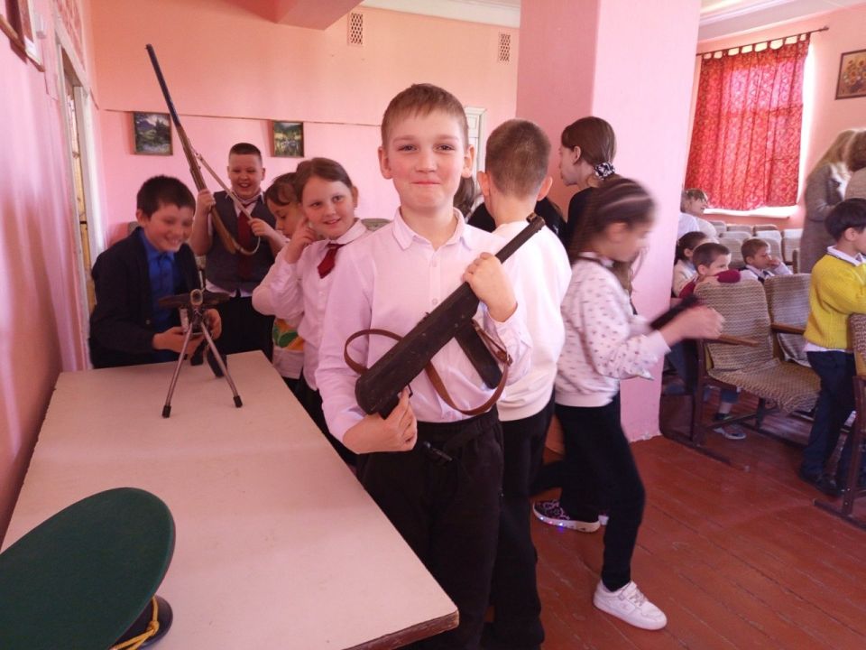 В гимназии №3, в преддверии Дня Победы и в честь 82-й годовщины освобождения Родины, состоялась встреча с писателем и бендерчанином Владимиром Денисенко В гимназии №3, в преддверии Дня Победы и в честь 82-й годовщины освобождения Родины, состоялась встреча с писателем и бендерчанином Владимиром Денисенко