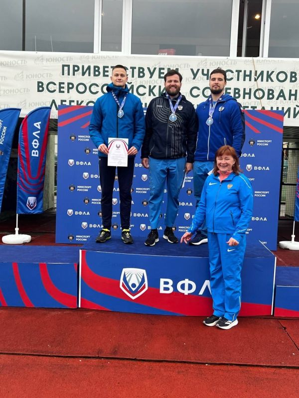 Копьеметатель Николай Орлов (на фото — в центре) одержал победу на Всероссийских соревнованиях, проходивших в Адлере