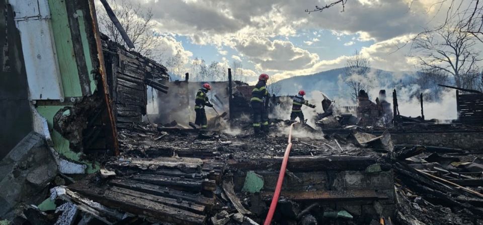 30 домов сгорели накануне в румынской Вранче, 300 человек эвакуированы 30 домов сгорели накануне в румынской Вранче, 300 человек эвакуированы