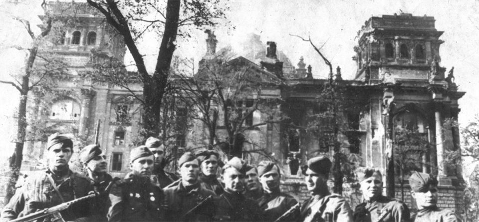 Легендарное фото – штурмовая группа, которая водрузила Знамя Победы на Рейхстагом 30 апреля 1945-го Легендарное фото – штурмовая группа, которая водрузила Знамя Победы на Рейхстагом 30 апреля 1945-го