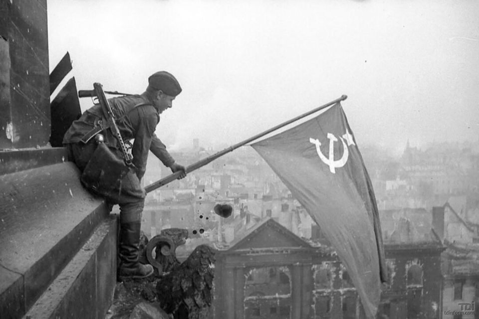 Легендарное фото – штурмовая группа, которая водрузила Знамя Победы на Рейхстагом 30 апреля 1945-го