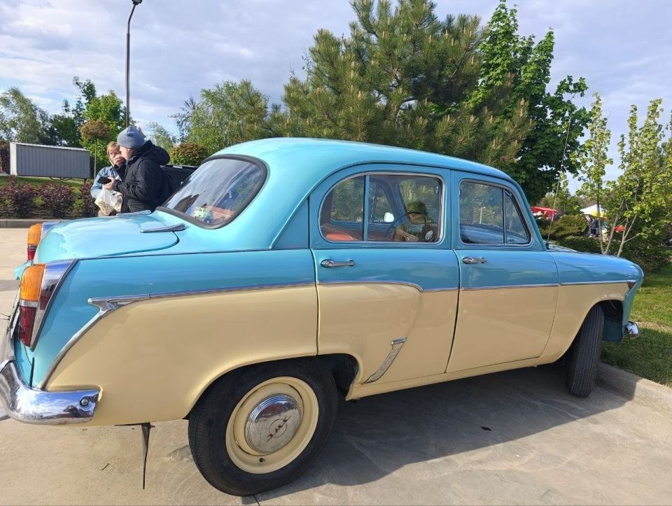 Выставка ретро-автомобилей привлекает внимание как любителей техники, так и людей, интересующихся историей Выставка ретро-автомобилей привлекает внимание как любителей техники, так и людей, интересующихся историей