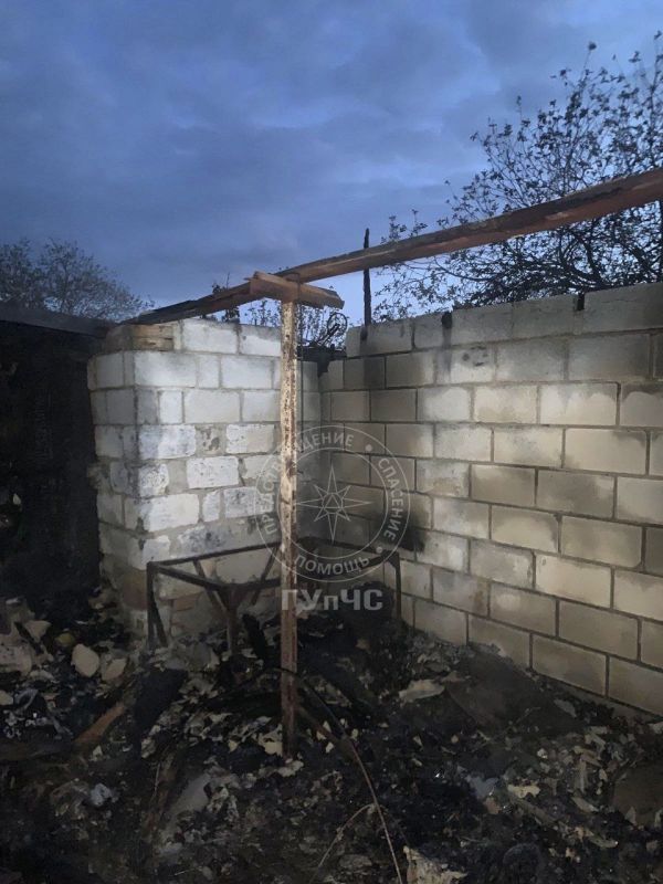 В Парканах сгорел сарай. Пожарных вызвали соседи В Парканах сгорел сарай. Пожарных вызвали соседи