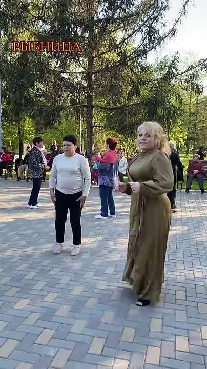 Это Рыбница. Уличные танцы возобновились с наступлением тепла