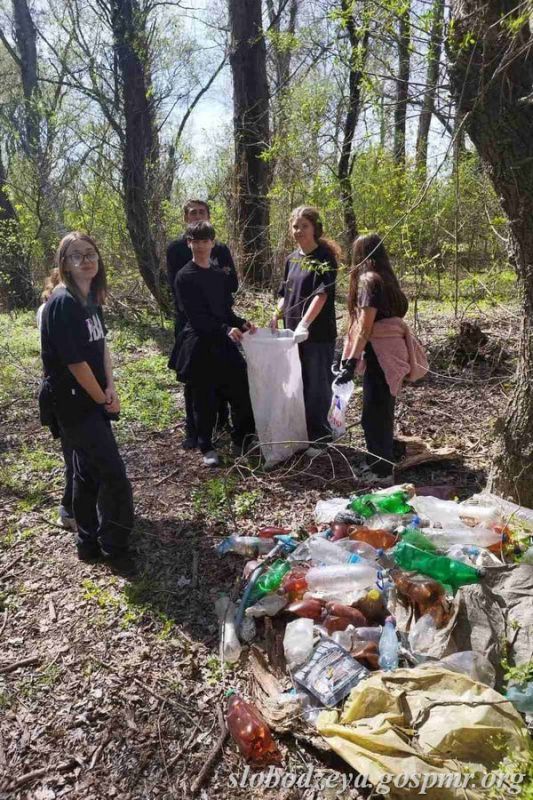 Более 500 экоактивистов из Слободзейского района привели в порядок десятки километров прибрежной полосы Днестра и Турунчука Более 500 экоактивистов из Слободзейского района привели в порядок десятки километров прибрежной полосы Днестра и Турунчука