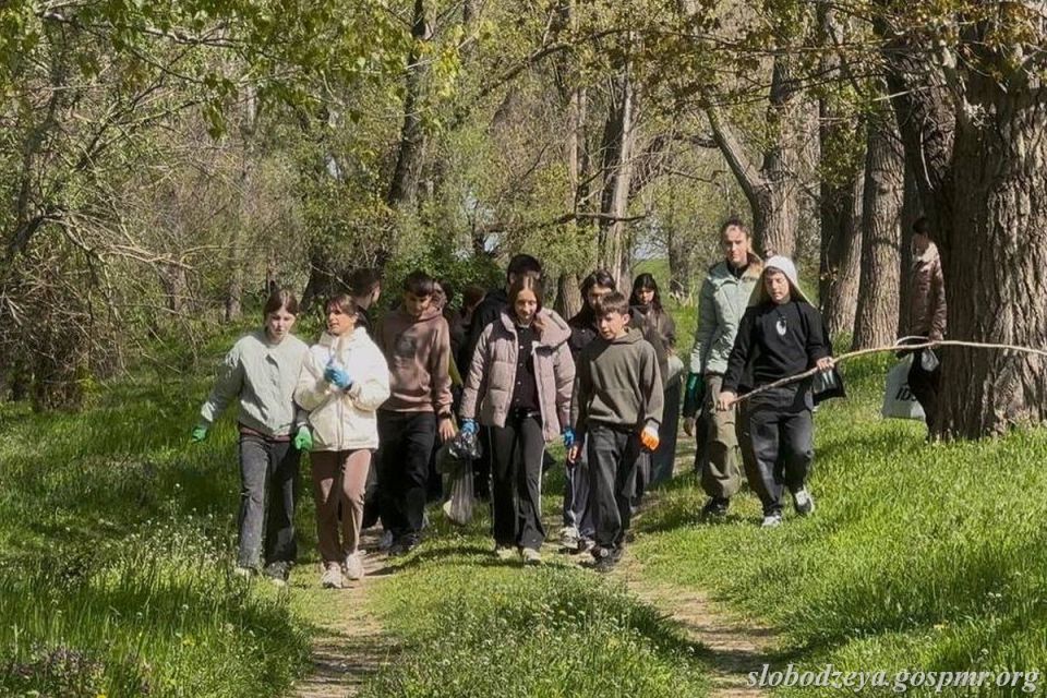 Более 500 экоактивистов из Слободзейского района привели в порядок десятки километров прибрежной полосы Днестра и Турунчука Более 500 экоактивистов из Слободзейского района привели в порядок десятки километров прибрежной полосы Днестра и Турунчука