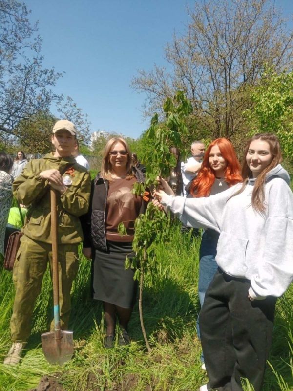 В парке Дружбы народов бендерские школьники - участники клуба "Юный дипломат" - высадили Аллею победы В парке Дружбы народов бендерские школьники - участники клуба "Юный дипломат" - высадили Аллею победы